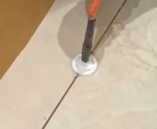 肇东瓷砖空鼓维修公司专业解答瓷砖在铺贴过程中，如果没有涂抹均匀到位的粘结材料（如水泥砂浆或瓷砖胶），可能会导致以下问题