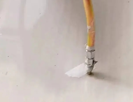 肇东瓷砖空鼓维修公司专业解答在瓷砖铺贴过程中，如果使用的砂料过粗（如全部使用了粗砂），可能会导致以下问题