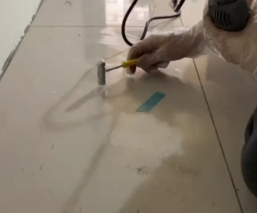 肇东瓷砖开裂维修公司专业分享瓷砖在铺贴前如果没有沥干水分，将会导致以下问题